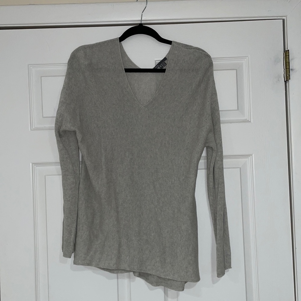 Vince lightweight vneck sweater Sz M